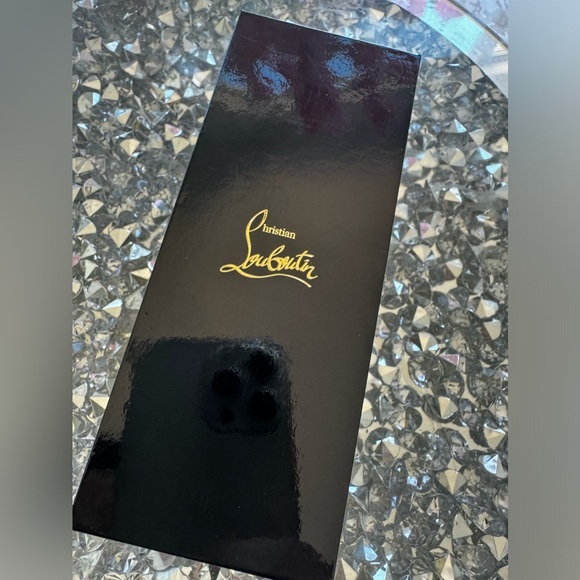 CHRISTIAN LOUBOUTIN
Rouge Louboutin 001 M Velvet Matte Lipstick - Picture 5 of 5